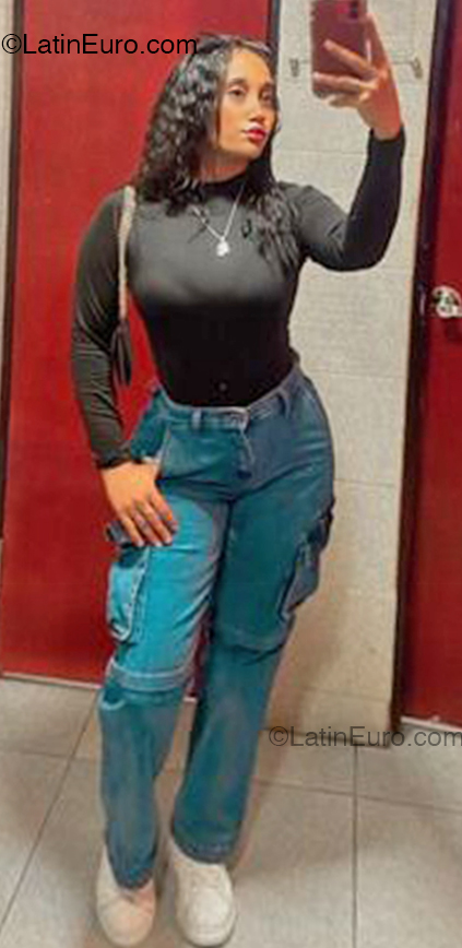 Date this voluptuous Dominican Republic girl Reyna from Santo Domingo DO54915