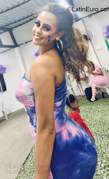 Date this good-looking Brazil girl Adriele from Salvador BR12358