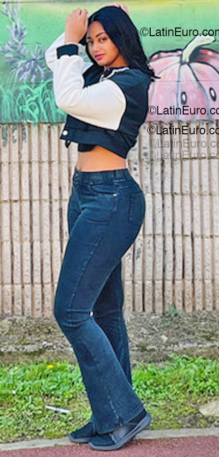 Date this pretty Spain girl Dary from Gijon ES924