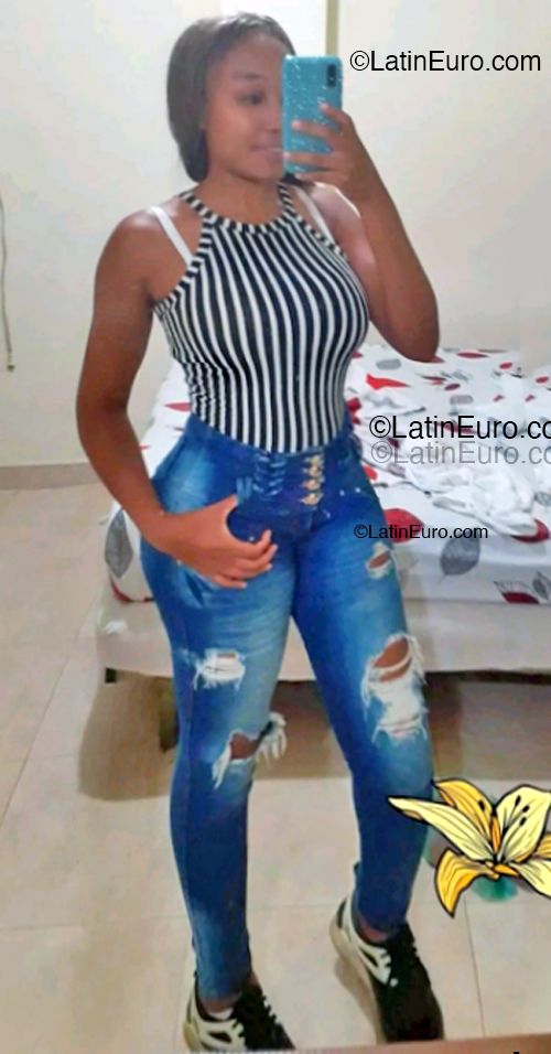 Date this sultry Colombia girl Denisse from Cali CO33388