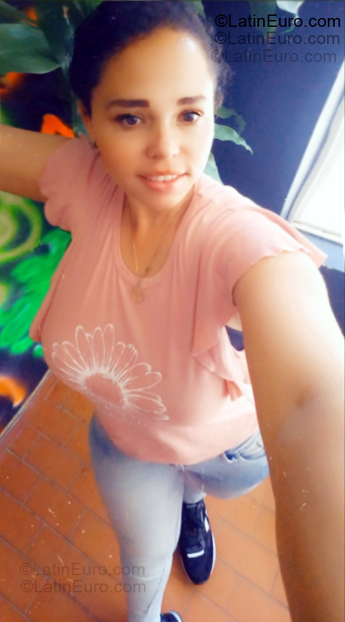 Date this lovely Colombia girl Ingrid from Bucaramanga CO33429