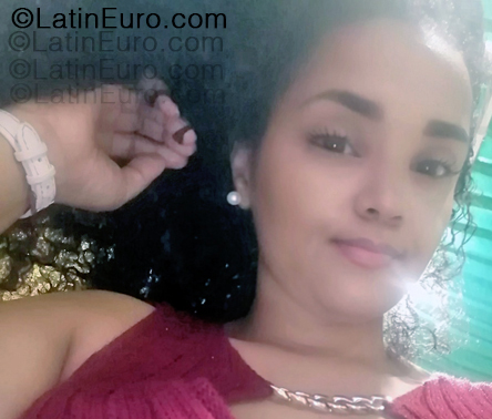 Date this attractive Colombia girl Carolina from Barranquilla CO33465