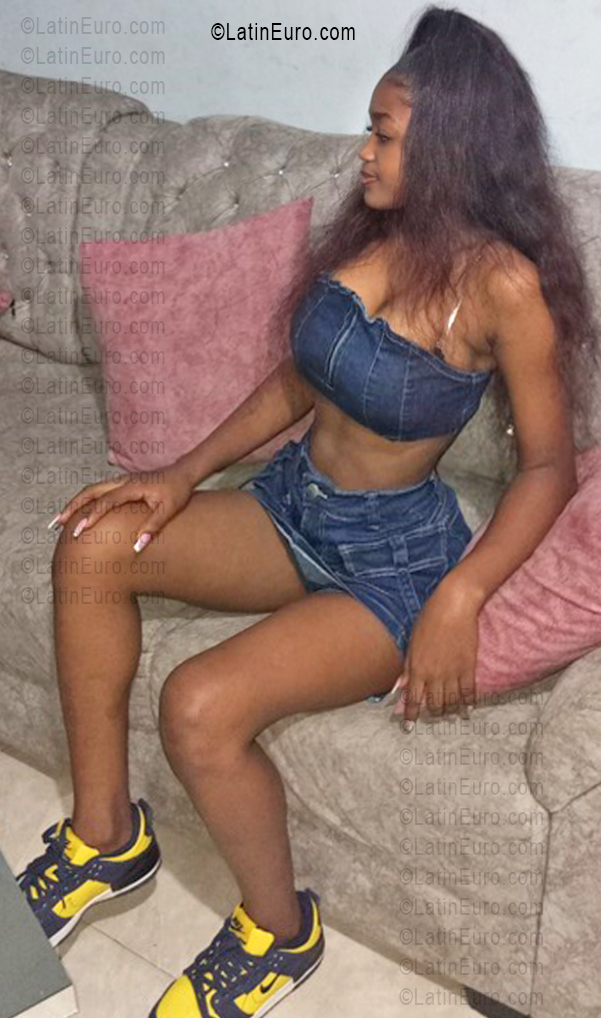 Date this happy Colombia girl Thalia from Medellin CO33533