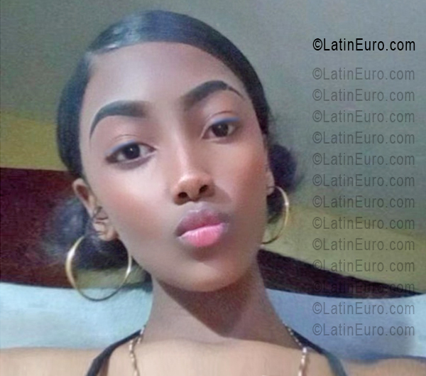 Date this gorgeous Dominican Republic girl Esmeralda from Santo Domingo DO55919