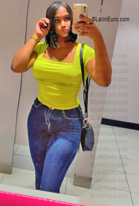 Date this foxy Dominican Republic girl Indiana from Santo Domingo DO55939