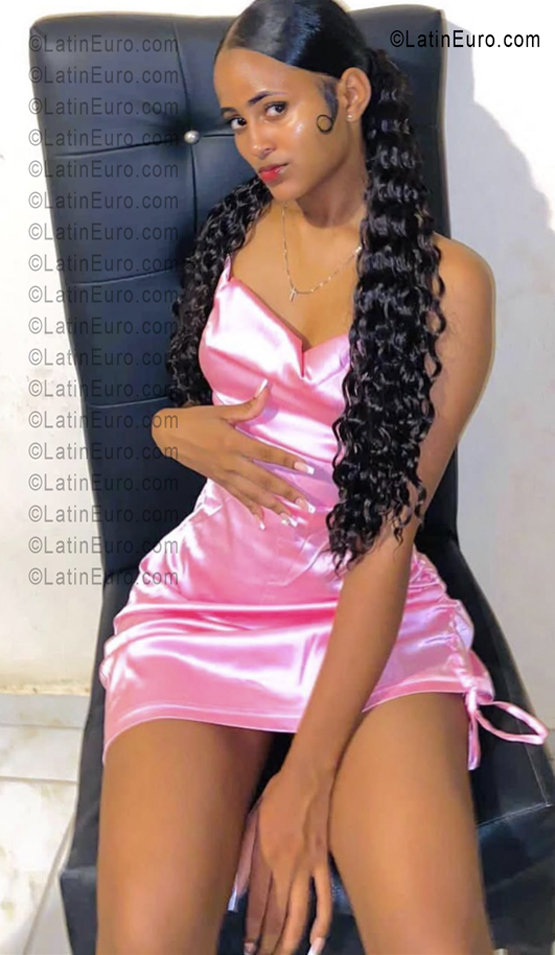 Date this hard body Dominican Republic girl Dafne from Santo Domingo DO55976