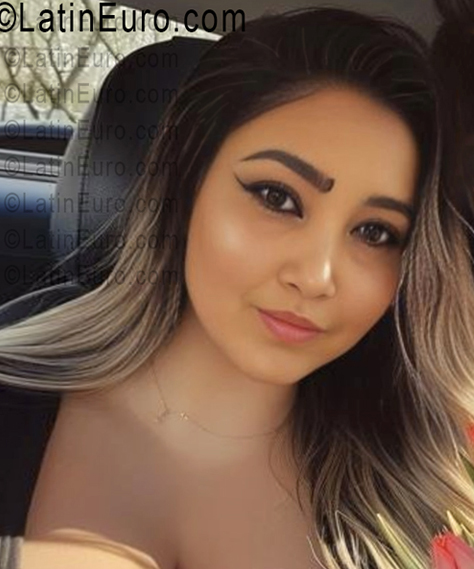 Date this voluptuous Colombia girl Jeniret from Bogota CO33729