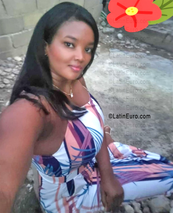 Date this nice looking Dominican Republic girl Valeryn from Santo Domingo DO56646