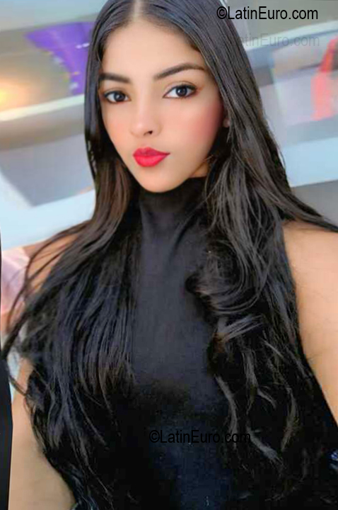 Date this sultry Venezuela girl Aurora from Barcelona VE5729