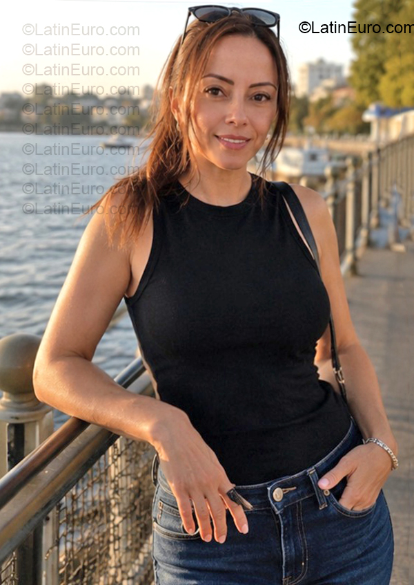 Date this tall Australia girl Sara from Perth AU373