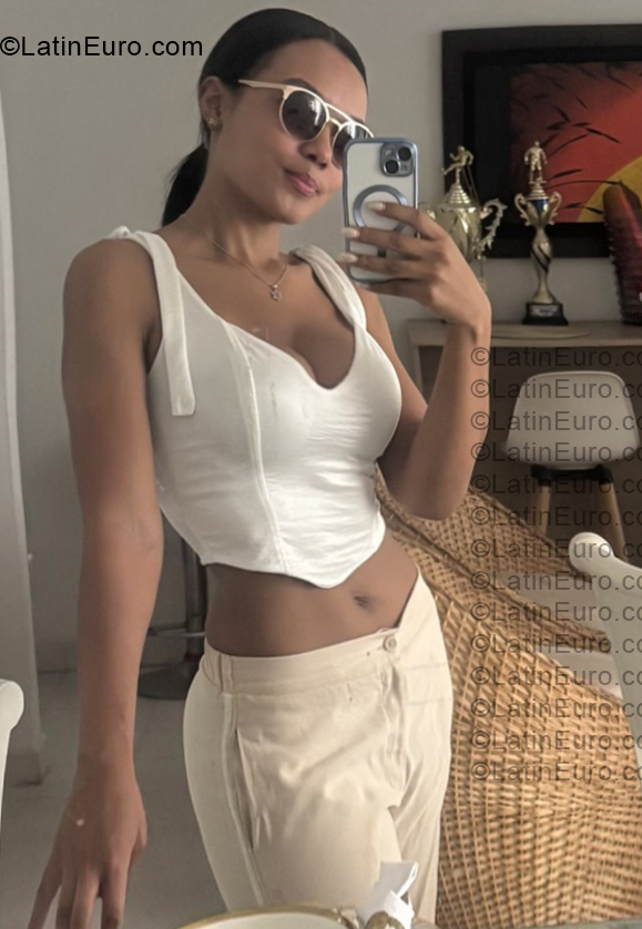 Date this happy Colombia girl Sara from Cali CO33901